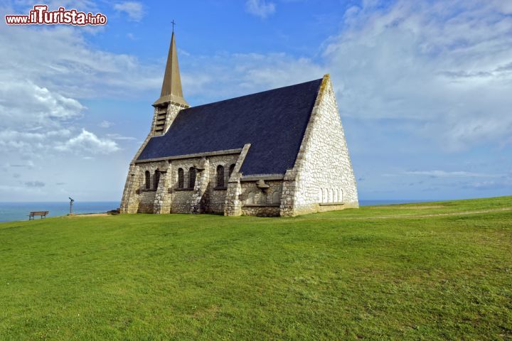 Immagine La Chapelle Notre Dame de la Garde si trova a Etretat (Francia) in Alta Normandia - © Barnes Ian / Shutterstock.com