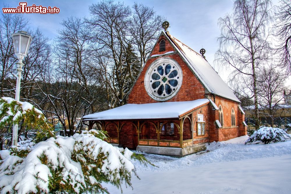 Immagine La chiesa anglicana di Cristo a Marianske Lazne, Repubblica Ceca, con la neve.