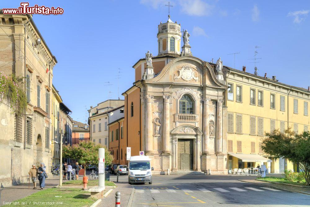 Immagine La chiesa antica di San Giorgio a Reggio Emilia, Emilia Romagna. Sorge in via Farini, nel centro storico cittadino. In stile barocco, la sua costruzione venne iniziata nel 1638 per essere completata nel 1743 - © ppl / Shutterstock.com