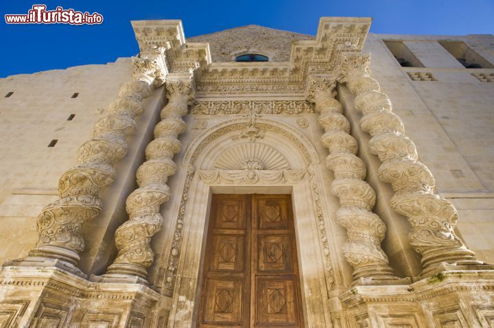 Immagine La chiesa barocca dell'Annunziata a Palazzolo Acreide, Sicilia. Gioiello dell'arte settecentesca di Palazzolo Acreide, questa chiesa è fra le più antiche della città. Costruita nel XIII°-XIV° secolo e poi distrutta in parte dal terremoto del 1693, si presenta con una facciata barocca ricostruita inseguito al terremoto - © 102991076 / Shutterstock.com