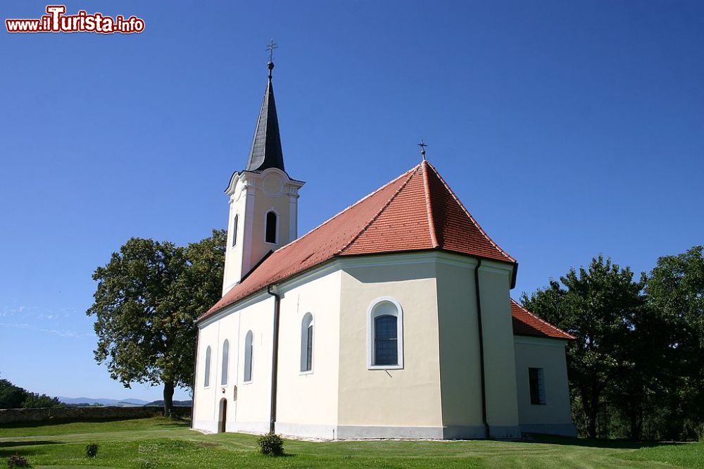 Immagine La Chiesa Cattolica di Bernstein nel Burgenland in Austria - © Steindy, CC BY-SA 2.0 de, Wikipedia