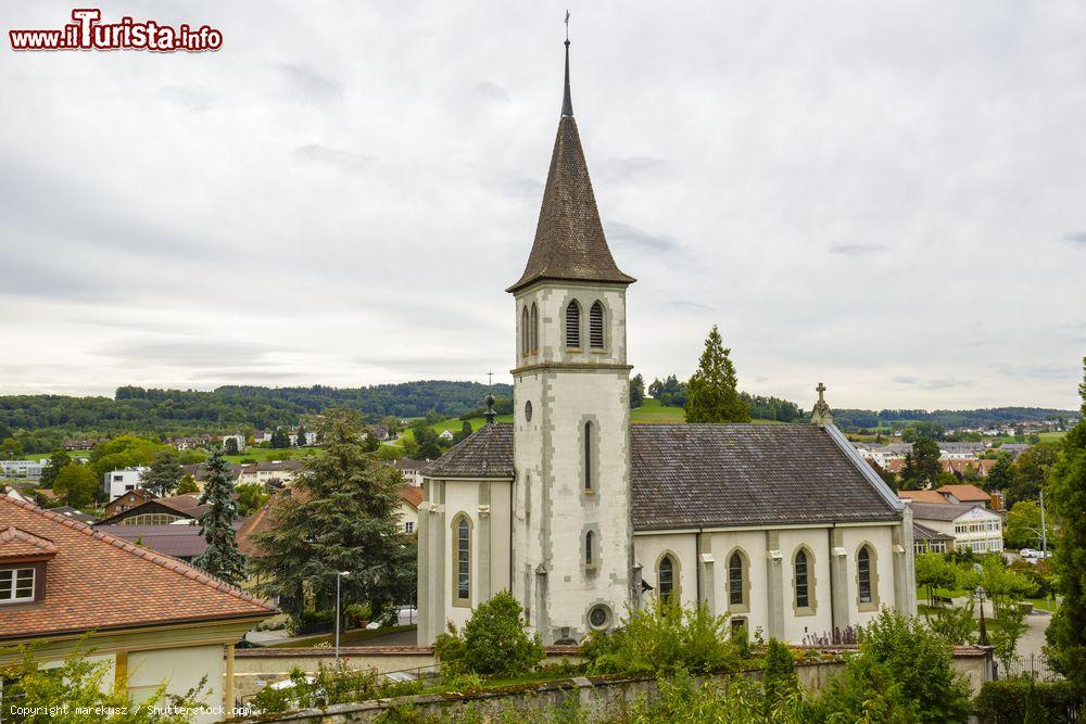 Immagine La chiesa cattolica di Murten, Svizzera. Costruita in stile neo gotico nel 1885, all'edificio religioso venne affiancata la torre campanaria solo nel 1925. Si trova fuori dalle mura cittadine - © marekusz / Shutterstock.com