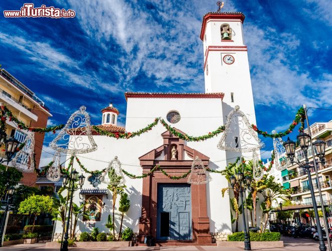 Immagine La chiesa cattolica di Nostra Signora del Rosario a Fuengirola, Spagna. Si affaccia su Piazza de la Constitucion ed è uno degli edifici di culto più importanti della città. Sulla facciata bianca spicca l'imponente portale - © Alexander Tihonov / Shutterstock.com