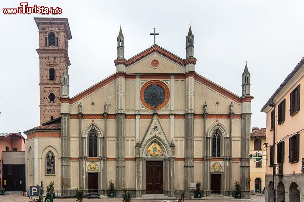 Immagine La chiesa Collegiata dei SS Pietro e Paolo in centro a Carmagnola di Torino (Piemonte) - ©  Angelo Miele - CC BY-SA 4.0, Wikipedia