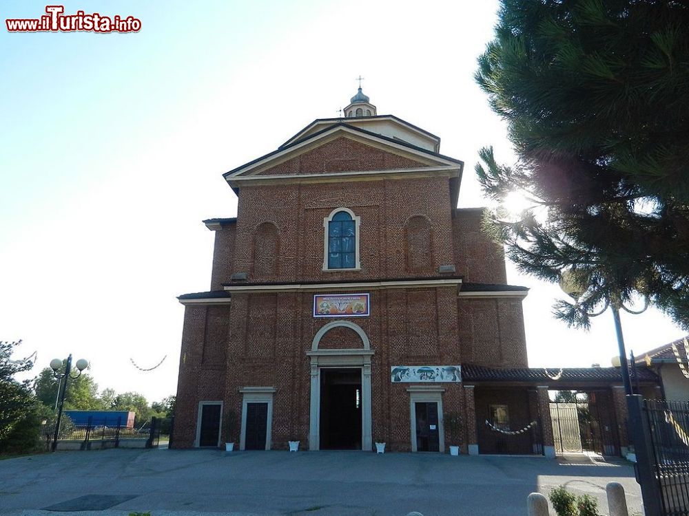 Immagine La chiesa dei Santi Cornelio e Cipriano a Passano con Bornago in Lombardia  - © Geobia, CC BY-SA 4.0, Wikipedia