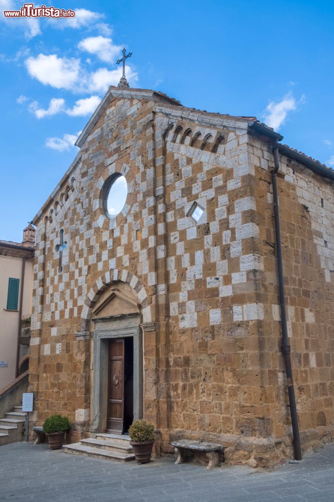 Immagine La chiesa dei santi Pietro e Andrea a Trequanda, provincia di Siena (Toscana). In stile romanico, questo edificio religioso è celebre perchè al suo interno sono conservate opere del Sansovino.