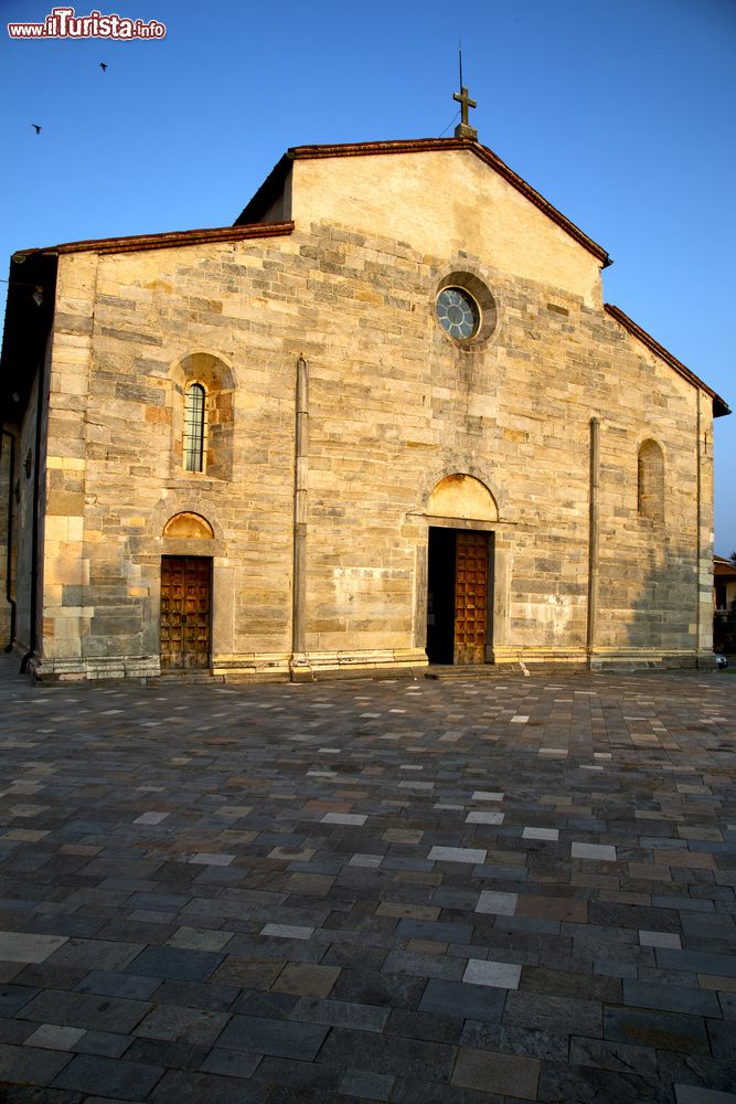 Immagine La Chiesa dei Santi Pietro e Paolo a Brebbia, al tramonto Lombardia