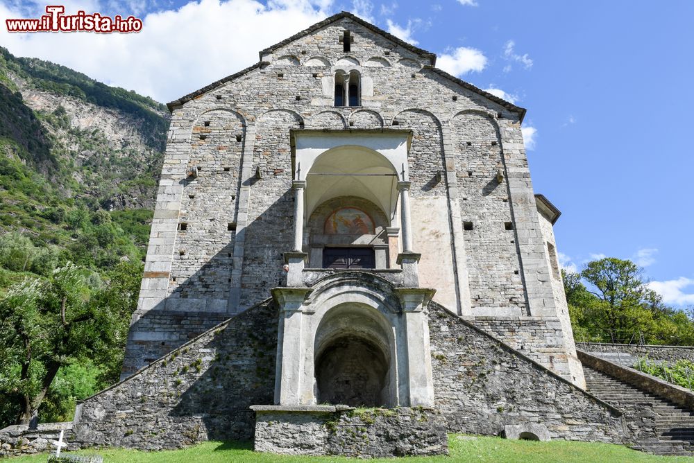 Immagine La Chiesa dei Santi San Pietro e Paolo a Biasca nel Canton Ticino in Svizzera