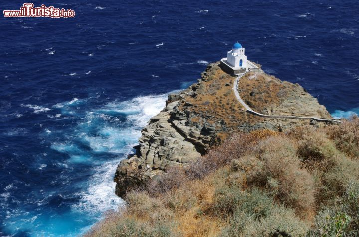 Immagine La chiesa dei Sette Martiri non lontano da Kastro Sifnos, Grecia -  Questa graziosa isola greca è famosa per i suoi numerosi edifici religiosi disseminati su tutto il territorio. A strapiombo sul mare c'è la chiesetta dei Sette Martiri da cui si gode un suggestivo panorama sull'arcipelago delle Cicladi © sarikosta / Shutterstock.com