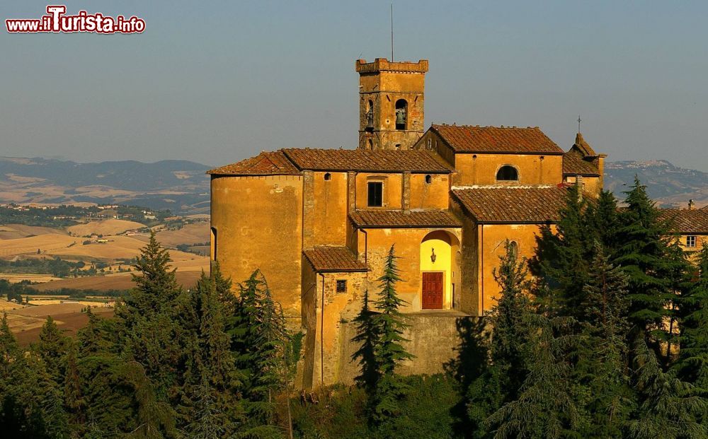 Immagine La Chiesa del borgo di Chianni in Toscana, provincia di Pisa - © Eric Perrone, CC BY 2.0, Wikipedia