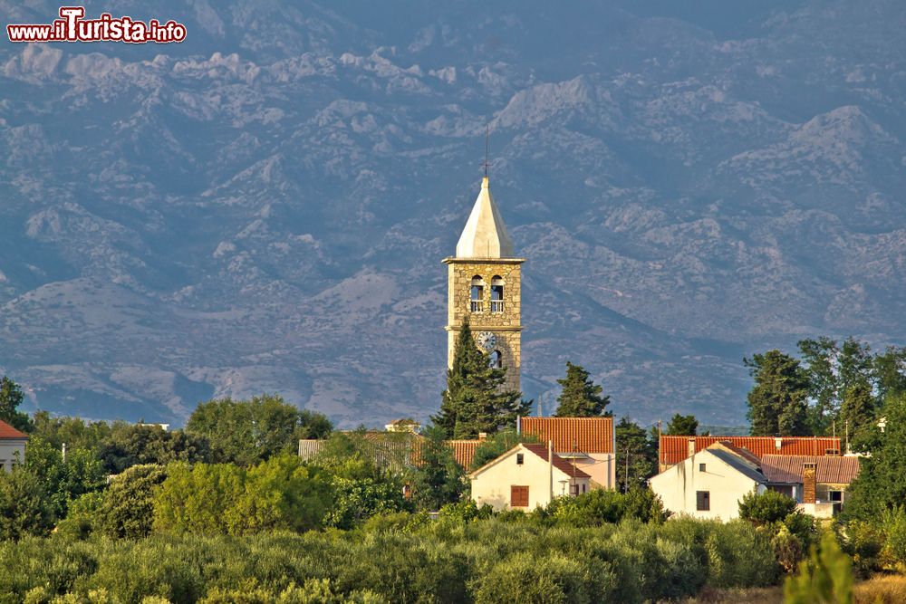 Immagine La chiesa del borgo di Zaton, Dalmazia, con il monte Velebit sullo sfondo (Croazia).