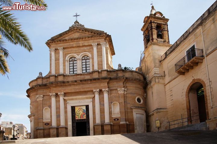 Immagine La chiesa del Carmine uno scorcio classico del borgo di Sambuca di Sicilia - © Mboesch - CC BY-SA 3.0 - Wikipedia