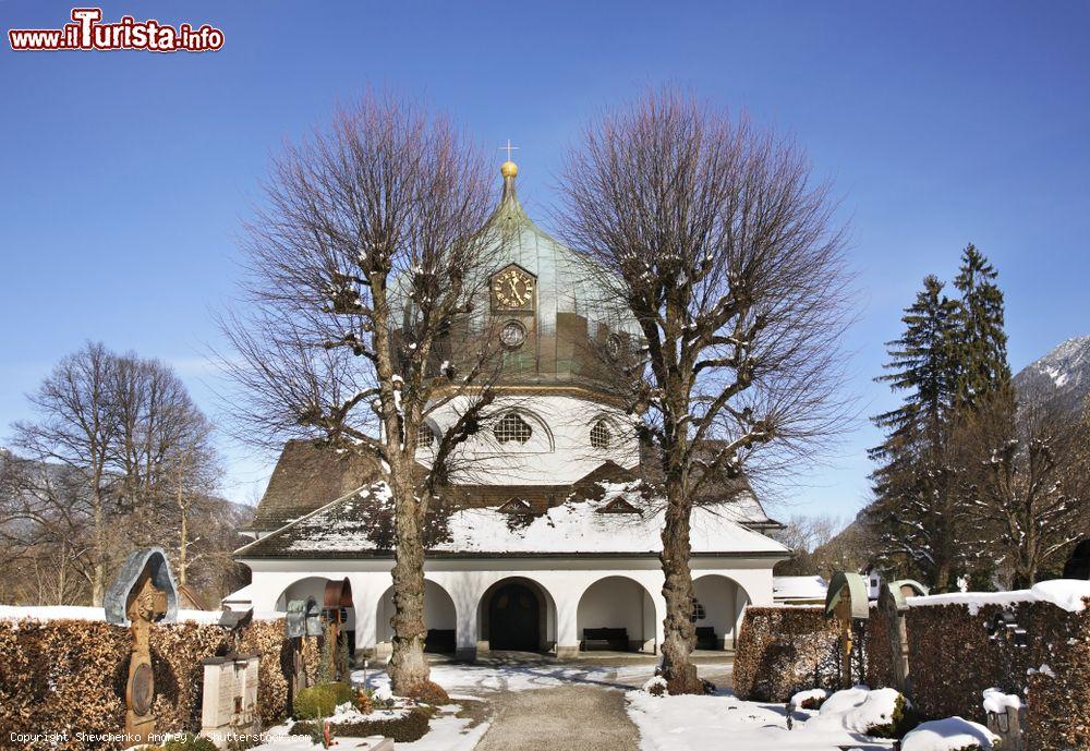Immagine La chiesa del cimitero Partenkirchen nel borgo di Garmisch-Partenkirchen, Germania, in inverno con la neve - © Shevchenko Andrey / Shutterstock.com