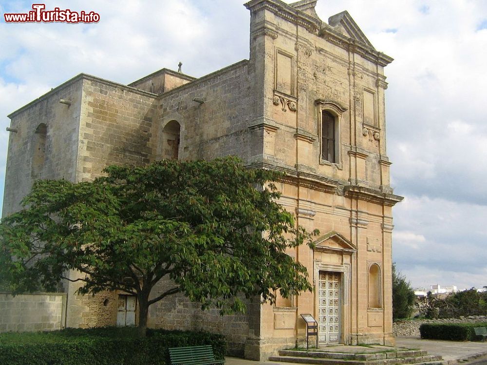 Immagine La Chiesa del Crocifisso a Caprarica di Lecce Di Freddyballo - Opera propria, CC BY-SA 3.0, Collegamento