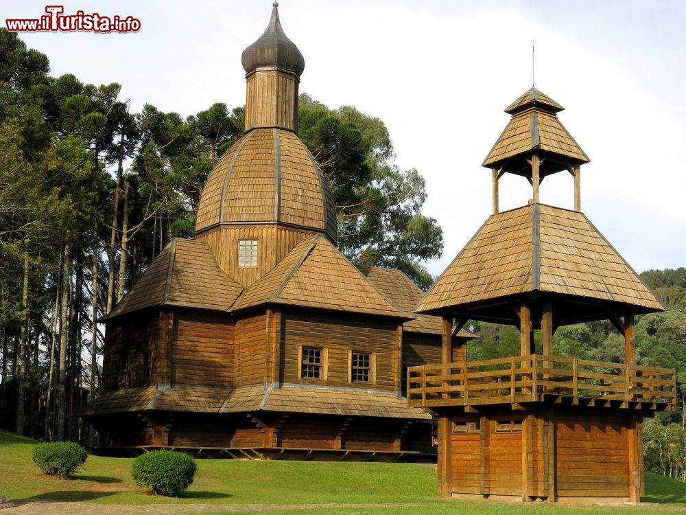 Immagine La chiesa del memoriale ucraino in un parco verde di Curitiba, Brasile.