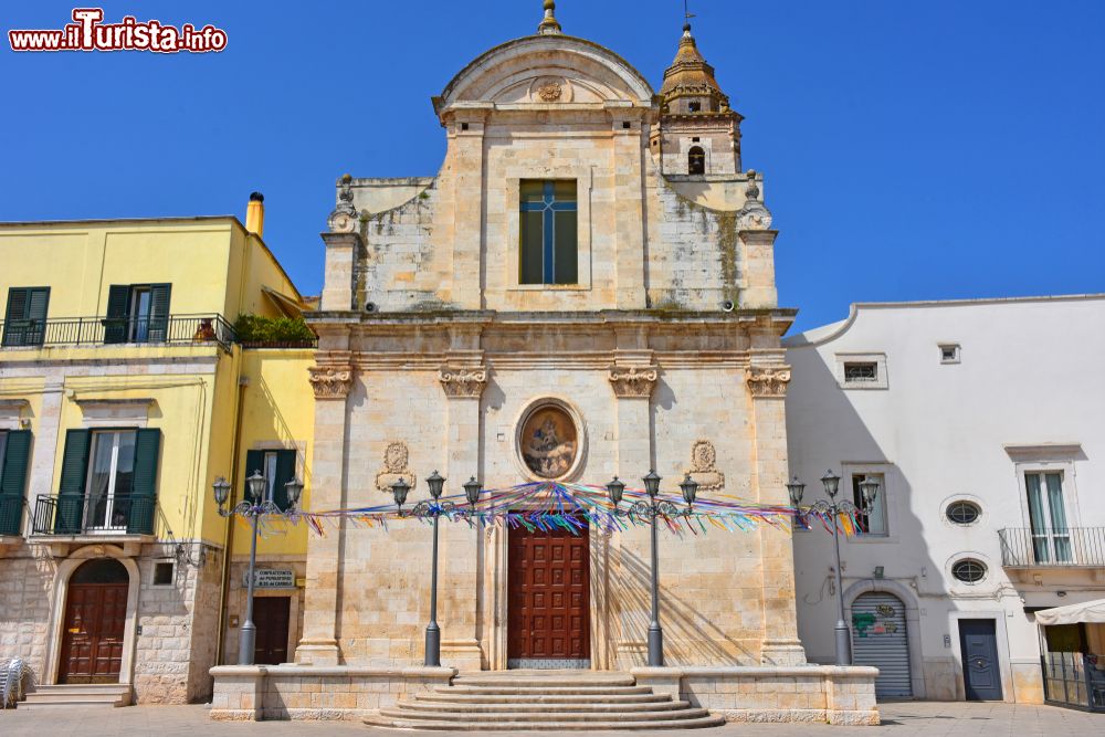 Immagine La chiesa del Purgatorio a Casamassima, Bari, Puglia. Quest'edificio religioso in stile barocco, con l'imponente campanile, è stato edificato fra il 1722 e il 1758 e sorge nella centralissima piazza Aldo Moro.