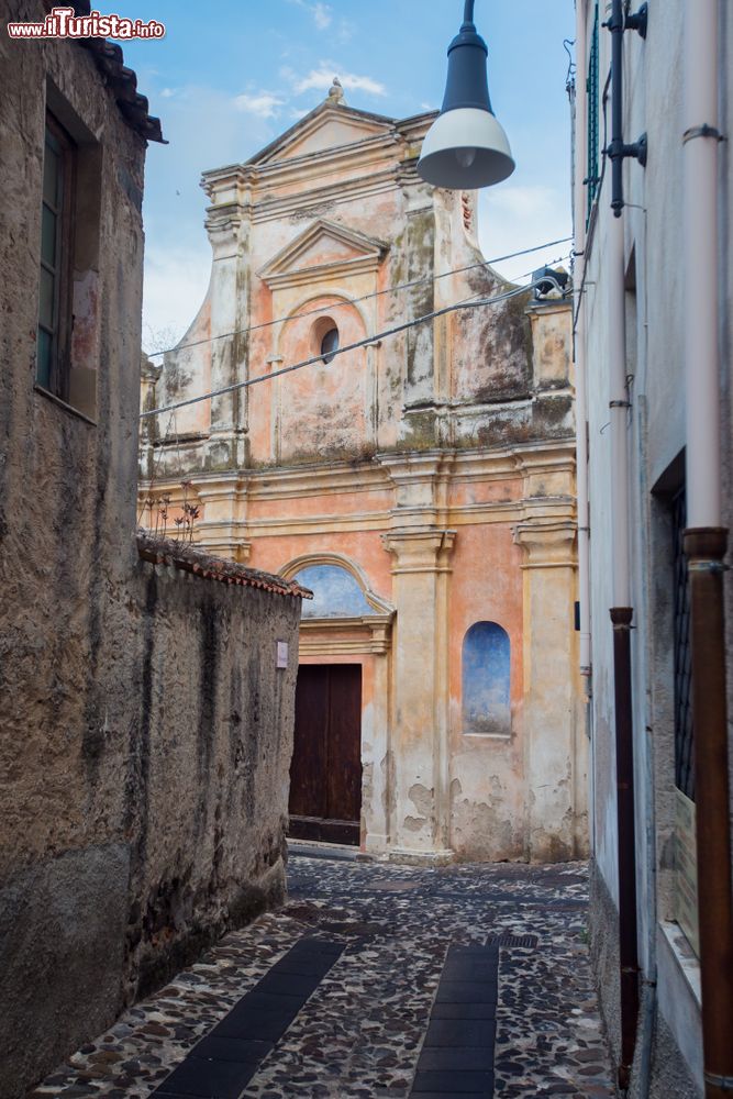 Immagine La chiesa del Rosario vista da un vicoletto, Orosei, Sardegna. Consacrata al culto cattolico, fa parte della parrocchia di San Giacomo Maggiore.