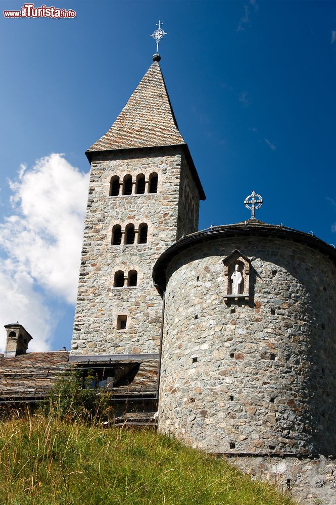 Immagine La Chiesa del Sacro Cuore a Samedan, piccolo villaggio dell'Engadina in Svizzera