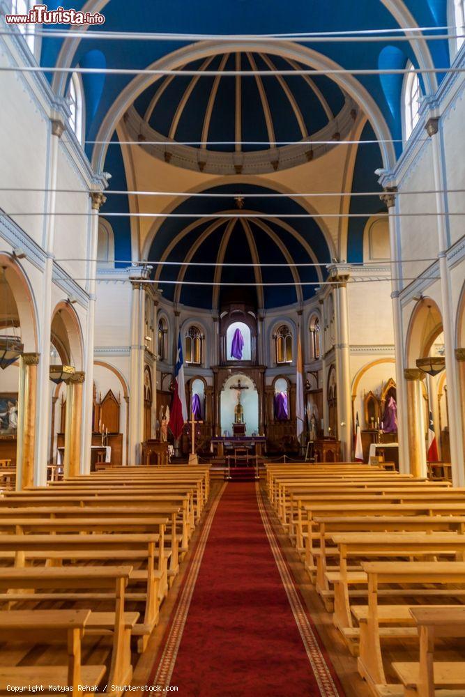 Immagine La chiesa del Sagrado Corazon di Puerto Varas, Cile: l'interno con la volta e i soffitti blu - © Matyas Rehak / Shutterstock.com
