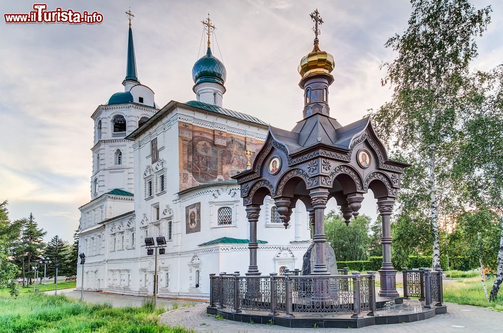 Immagine La Chiesa del Salvatore si trova nel centro di Irkutsk, in un grande giardino che ospita alcune icone dell'identità nazionale russa.