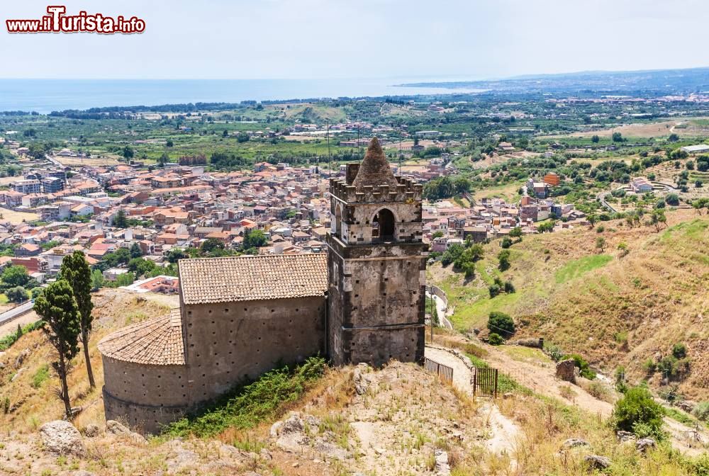 Immagine La chiesa del Santissimo Crocifisso domina il borgo di Calatabiano in Sicilia.
