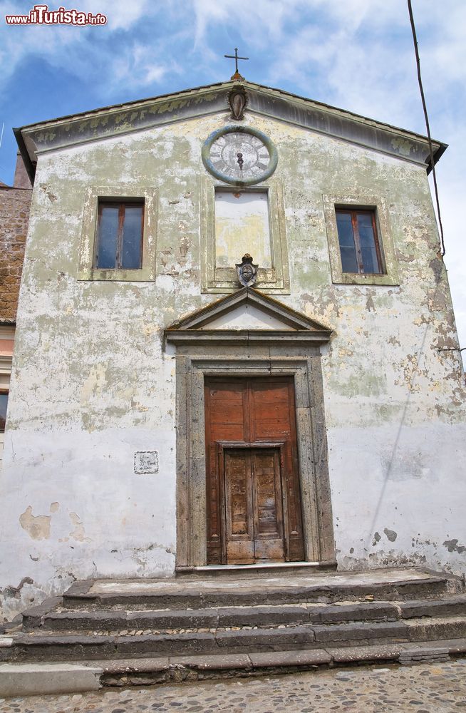 Immagine La Chiesa del Santissimo Nome di Gesù a Calcata nel Lazio.