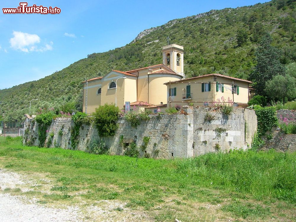 Immagine La Chiesa del Santissimo Salvatore a Uliveto Terme, Toscana - © Taccolamat - CC BY-SA 2.5 it, Wikipedia