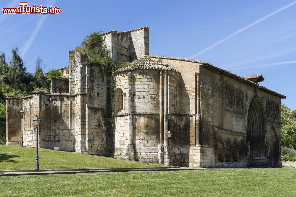 Immagine La chiesa del Santo Sepolcro a Estella, Navarra, Spagna. Costruita in stile romanico nel XII° secolo, questa chiesa ha un bel portale ogivale.
