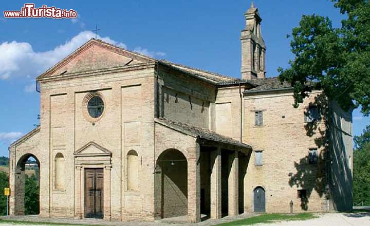 Immagine La Chiesa del SS. Crocifisso a Mogliano, provincia di Macerata, nelle Marche  © turismo.comune.mogliano.mc.it