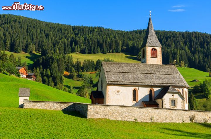 Immagine La chiesa del VIllaggio di San Vito nel comune di Braies, in Sudtirolo  - © Pawel Kazmierczak / Shutterstock.com