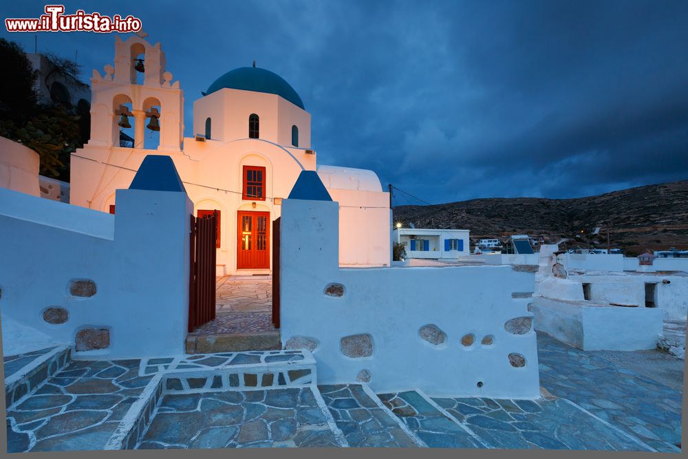 Immagine La chiesa del villaggio di Stavros by night sull'isola di Donoussa, Cicladi, Grecia. Unico centro abitato di questa splendida isola dell'Egeo, Stavros si raccoglie intorno a una chiesa in fondo alla baia.