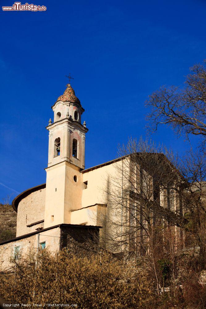 Immagine La chiesa del villaggio di Triora, Imperia, Liguria, fotografata in una giornata con il cielo blu e terso - © Paolo Trovo / Shutterstock.com