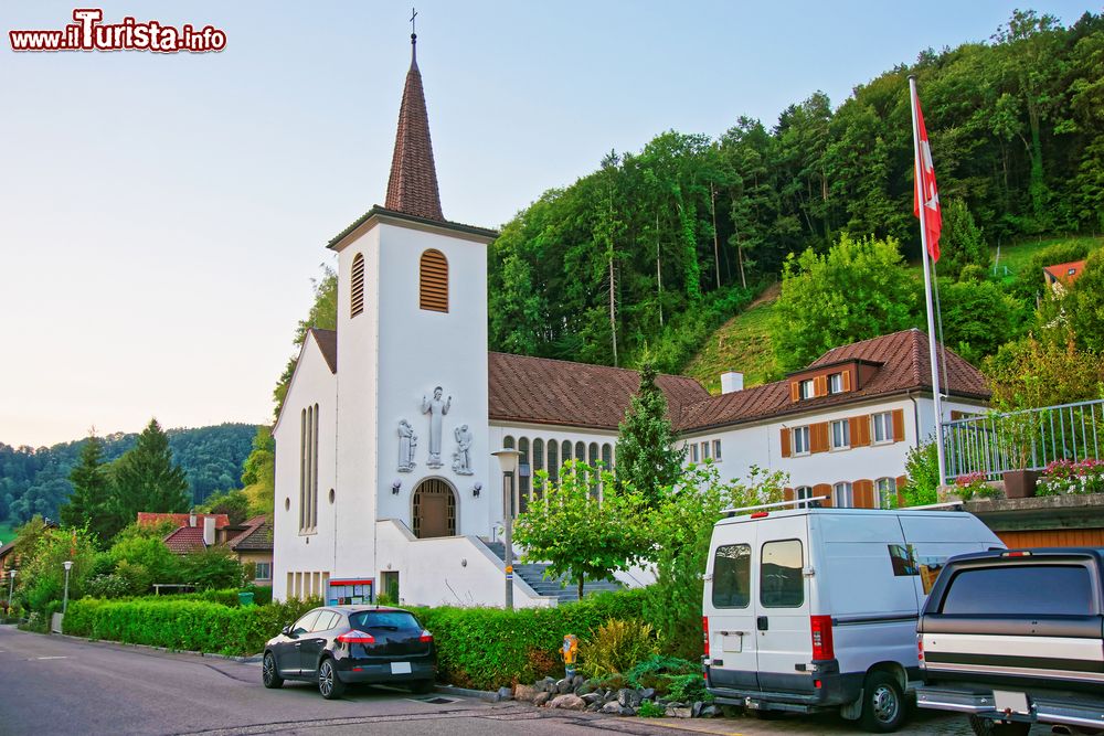 Immagine La chiesa del villaggio di Turbenthal sulle Alpi svizzere nel distretto di Winterthur.