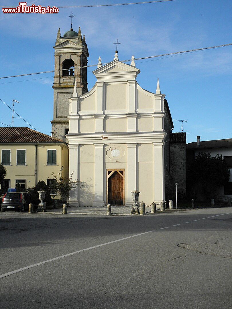 Immagine La chiesa della Beata Vergine del Carmine a Ficarolo di Rovigo in Veneto