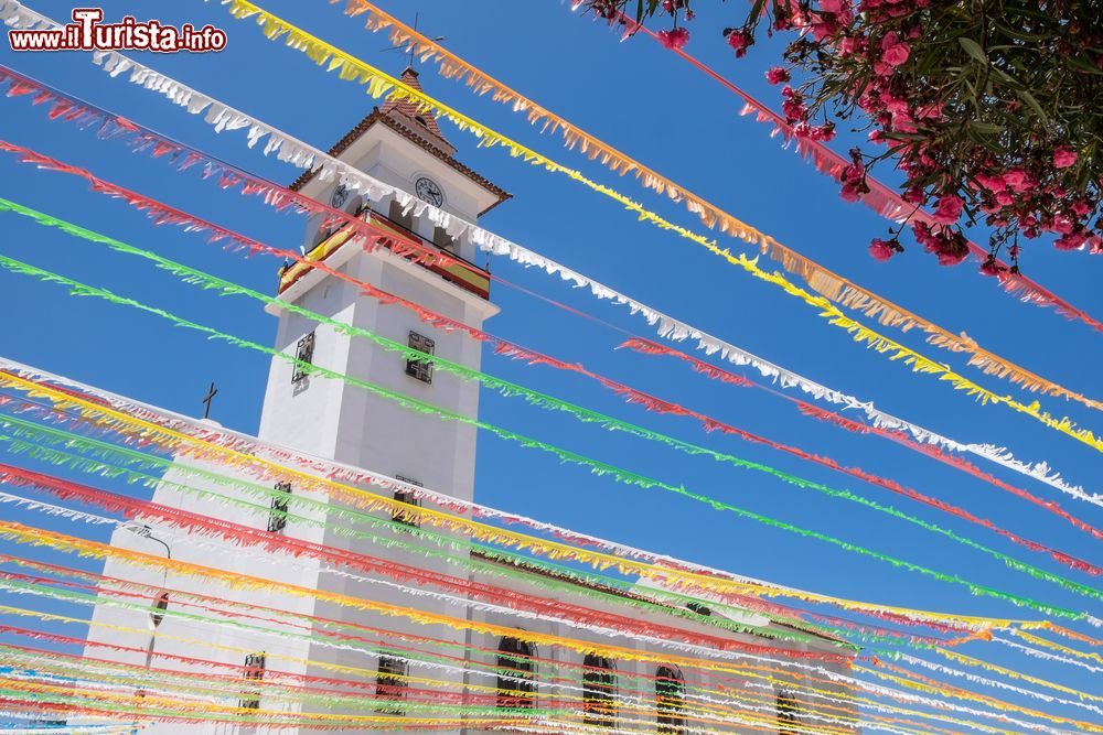 Immagine La chiesa della Candelaria nel quartiere di la Vera, Puerto de la Cruz, con decorazioni e addobbi (Spagna).