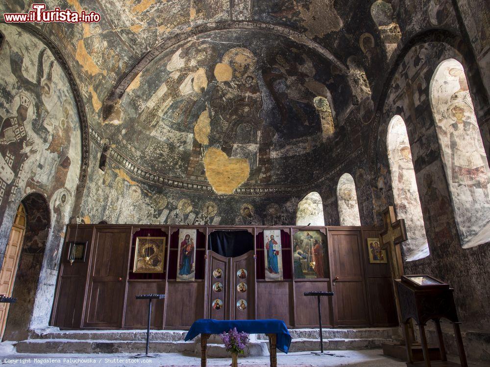 Immagine La Chiesa della Dormizione nella città rupestre di Vardzia. In questo luogo è vietato scattare delle fotografie - © Magdalena Paluchowska / Shutterstock.com