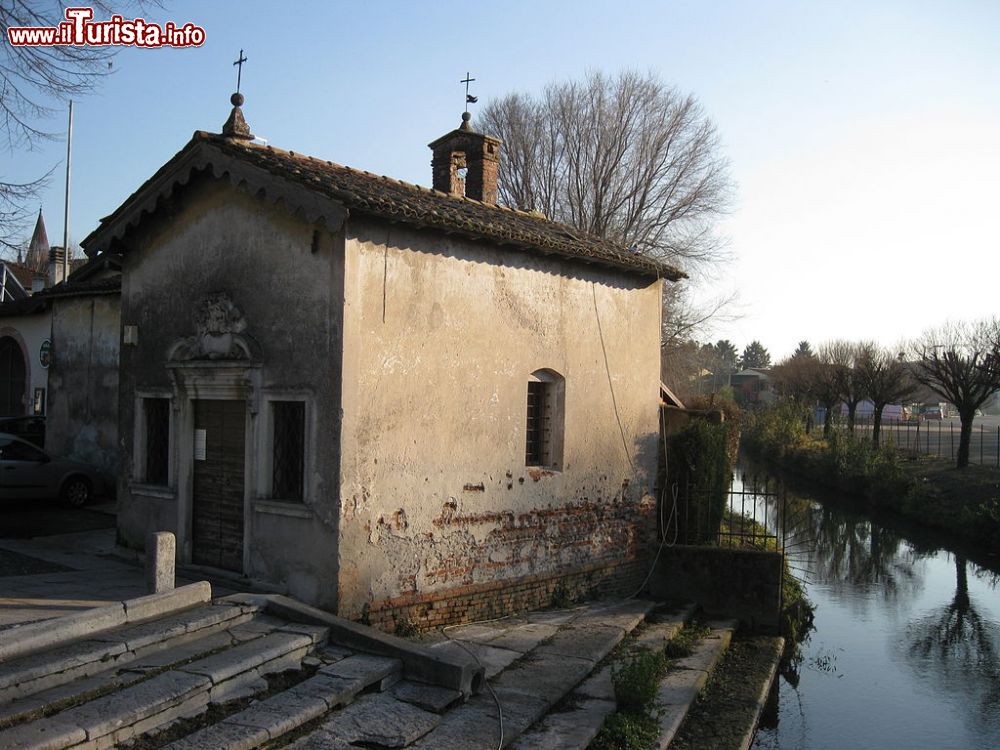 Immagine La Chiesa della Formica sul fiume Tartaro a Isola della Scala - © Alicudi - CC BY-SA 3.0, Wikipedia