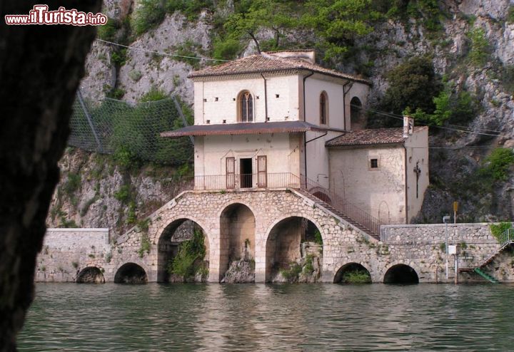 Immagine La Chiesa della Madonna del Lago o dell'Annunziata a Scanno - © Dino Iozzi / Shutterstock.com