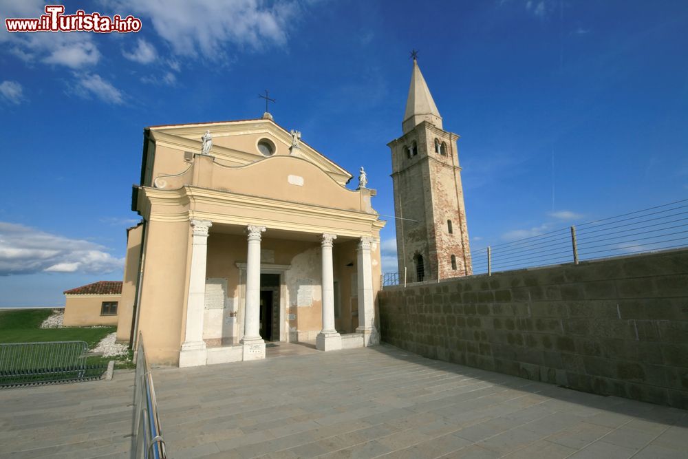 Immagine La Chiesa della Madonna dell'Angelo sul molo di Caorle in Veneto.