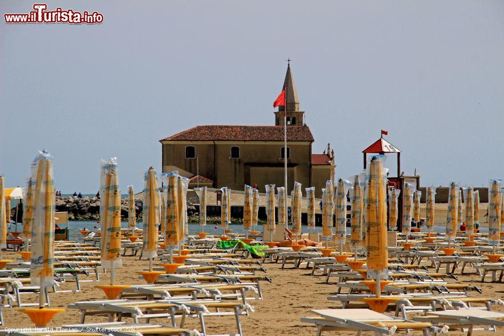 Immagine La Chiesa della Madonna dell'Angelo di Caorle, Veneto, vista dalla spiaggia. La torre campanaria dell'edificio religioso è in stile romanico e risale al XIII° secolo - © Harald Florian / Shutterstock.com