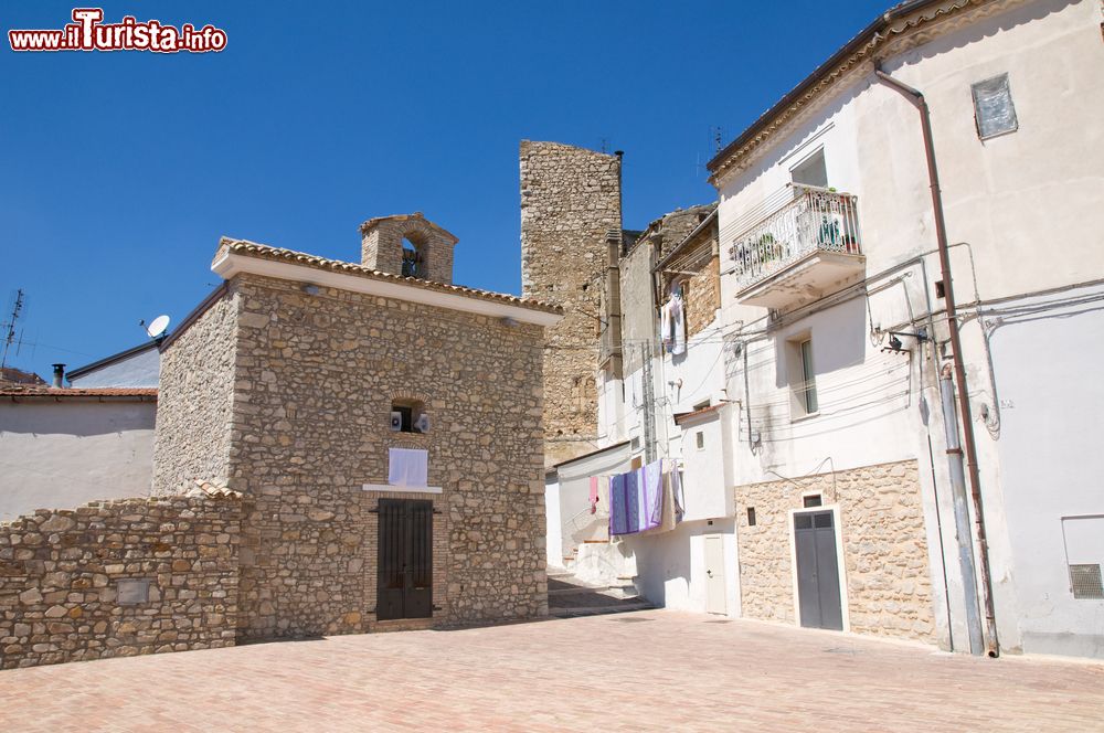 Immagine La chiesa della Madonna di Loreto tra le case del borgo di Deliceto, a circa 40 km da Foggia (Puglia).