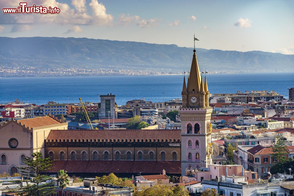 Immagine La chiesa della Madonna di Montalto a Messina, Sicilia. La basilica si trova sulla collina Caperino ed è visibile da qualsiasi punto della città.

 