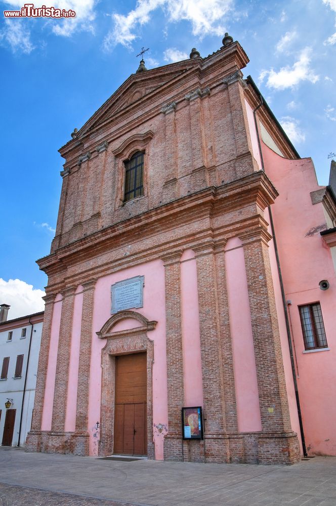 Immagine La chiesa della Natività di Maria in centro a Mesola, Emilia-Romagna.