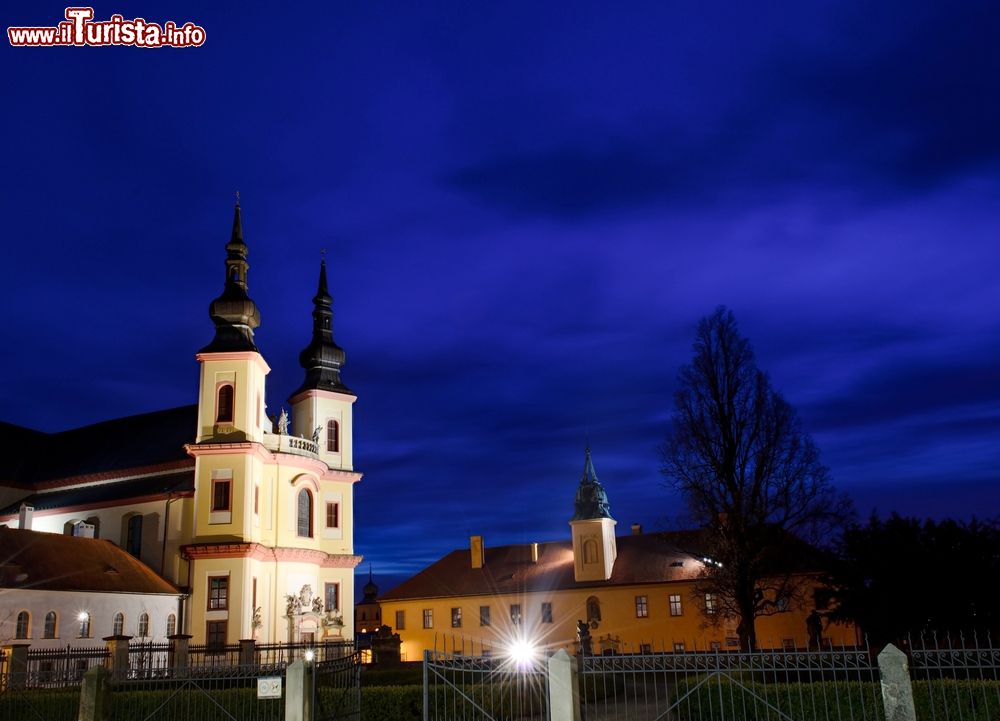 Immagine La chiesa della Santa Croce (Holy Cross) illuminata di sera dopo il crepuscolo nella città di Litomysl, Repubblica Ceca.