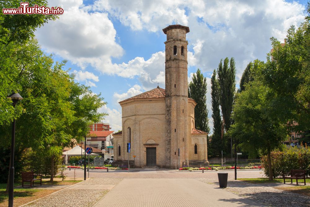 Immagine La chiesa della Santa Trinità a Pordenone, Friuli Venezia Giulia. Costruita nel XVI° secolo, è in stile gotico e neogotico.