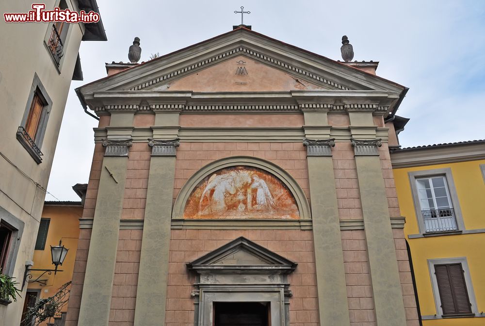 Immagine La chiesa della Santissima Annunziata a Barga, Toscana. Fu edificata nel 1595 dalle famiglie più importanti del luogo per custodire due statue in legno dell'Annunciata e dell'Angelo Annunciante.