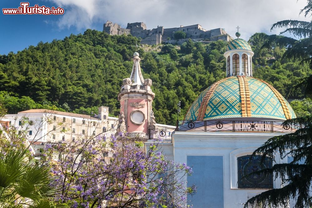 Immagine La chiesa della Santissima Annunziata e il Castello di Salerno