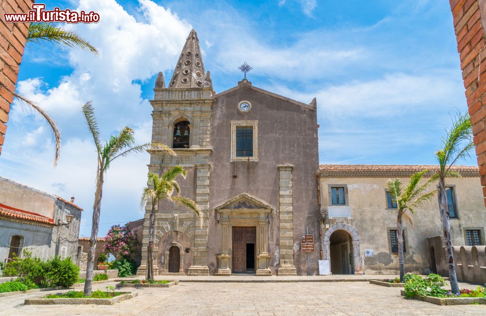 Immagine La Chiesa della Santissima Trinità nel centro storico di Forza d'Agrò in Sicilia, provincia di Messina