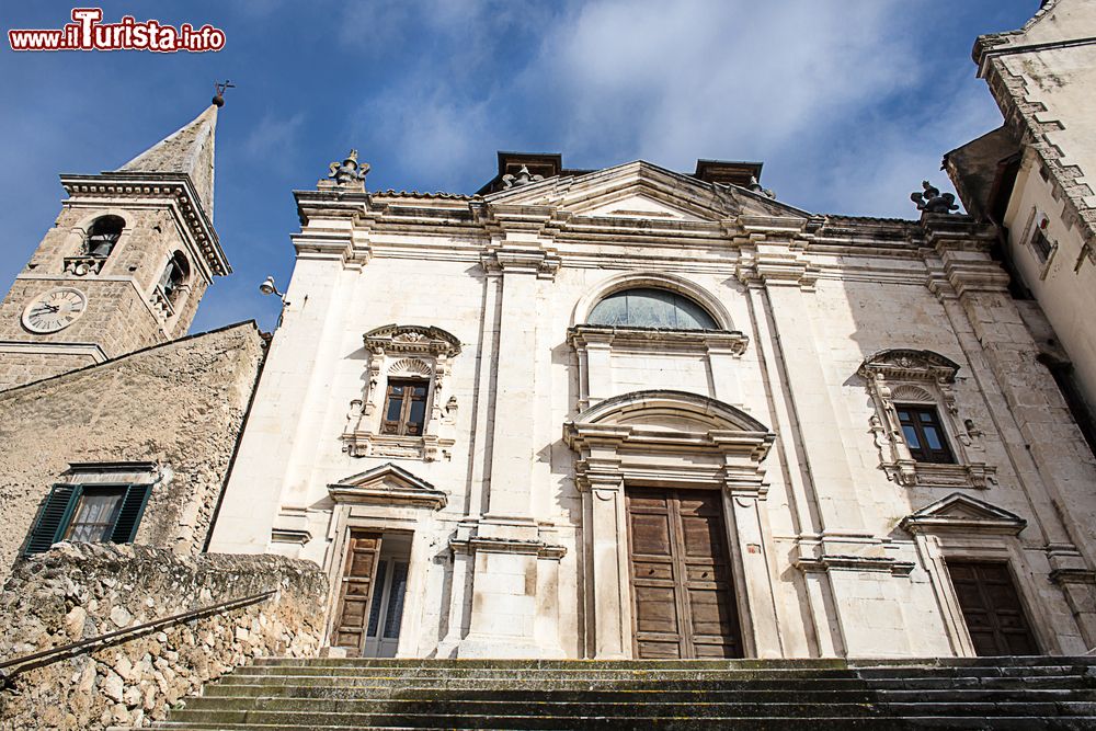 Immagine La chiesa della Trinità a Popoli, Abruzzo. Eretta nel 1562, al suo interno è impreziosita da un bel coro ligneo del 1745.