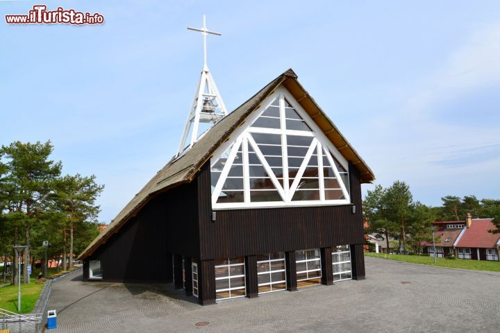 Immagine La chiesa della Vergine Maria Benedetta nella città di Nida, Lituania. L'edificio religioso è costruito in legno e vetro - © Irina Borsuchenko / Shutterstock.com